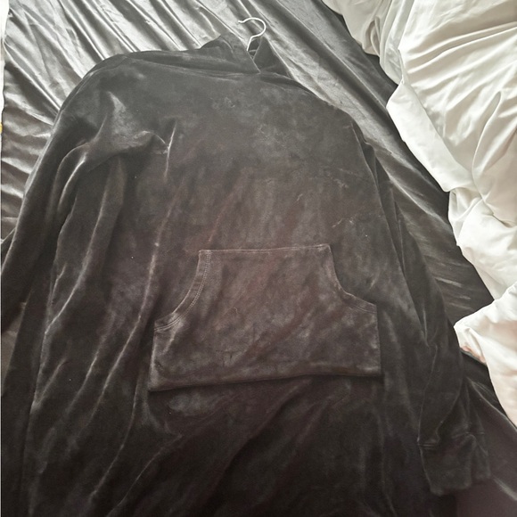 Black hoodie blanket - Picture 1 of 3